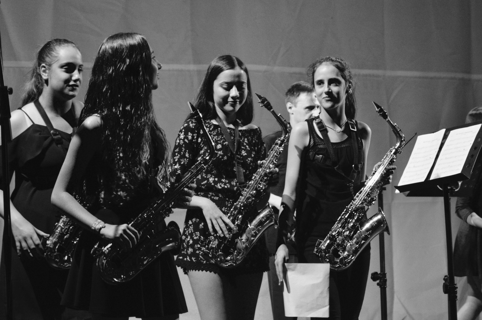 Alumnes de saxòfon de l’Escola de Música SMLR en una actuació