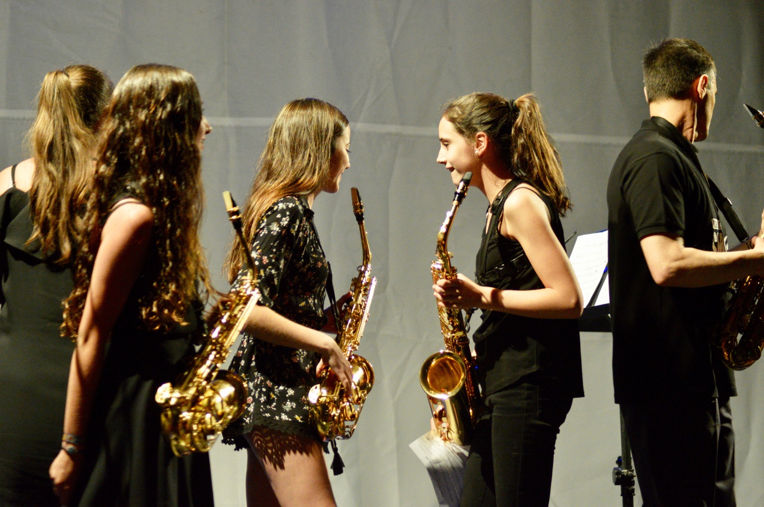 Alumnat de saxòfon compartint un moment durant una actuació